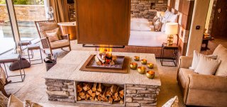 Golden Hill - Loungebereich Fauteuils, Cremefarben, Holz, Deko, Zierkissen, Beistelltisch, Kamin